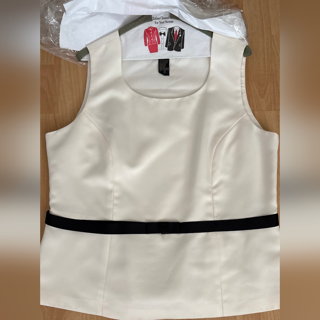 Elegant White Sleeveless Top With Black Bow Accent